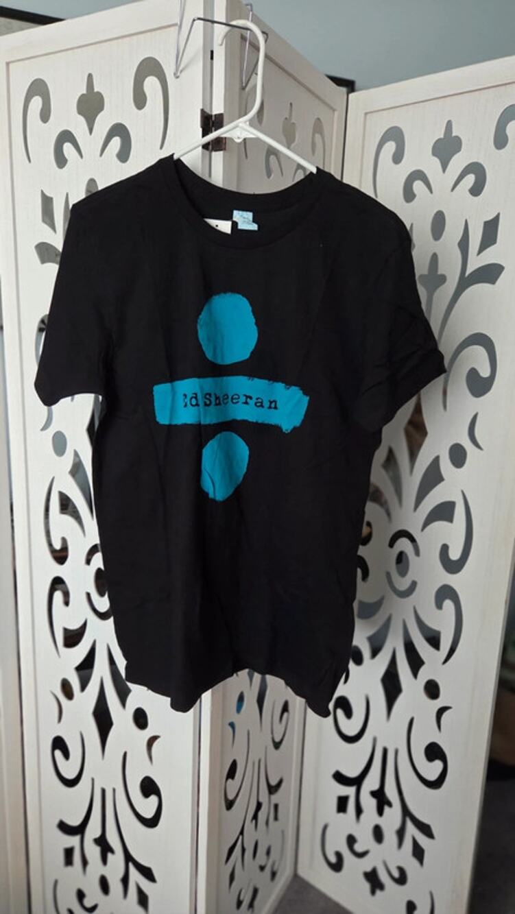 Ed Sheeran concert tour tee Divide Tour Logo Graphic Tee NWT Medium